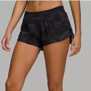 Lululemon Hot Hot Low-Rise Lined Short 2.5”